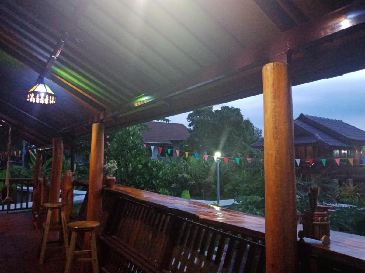 Hotel เรือนไทยใจสุขเอ๋ย à Ban Bang Wa Extérieur photo